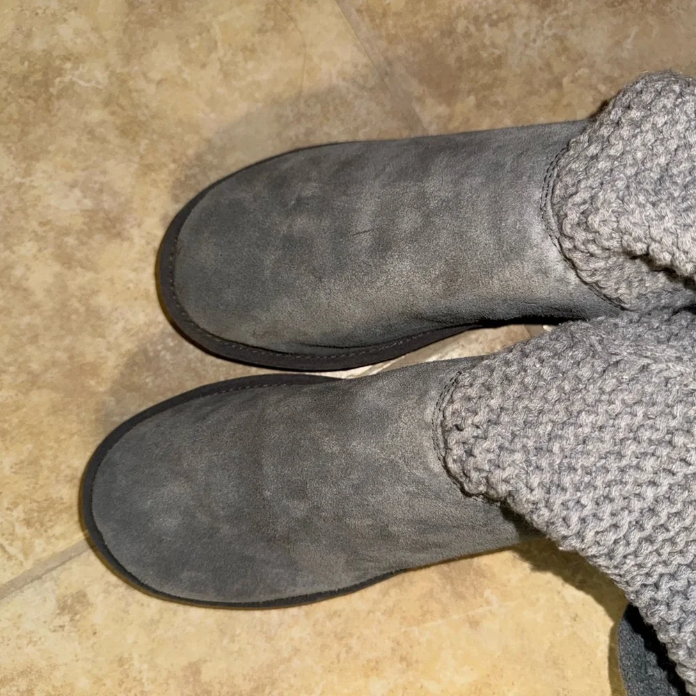 Women’s UGG boots - Picture 3 of 5